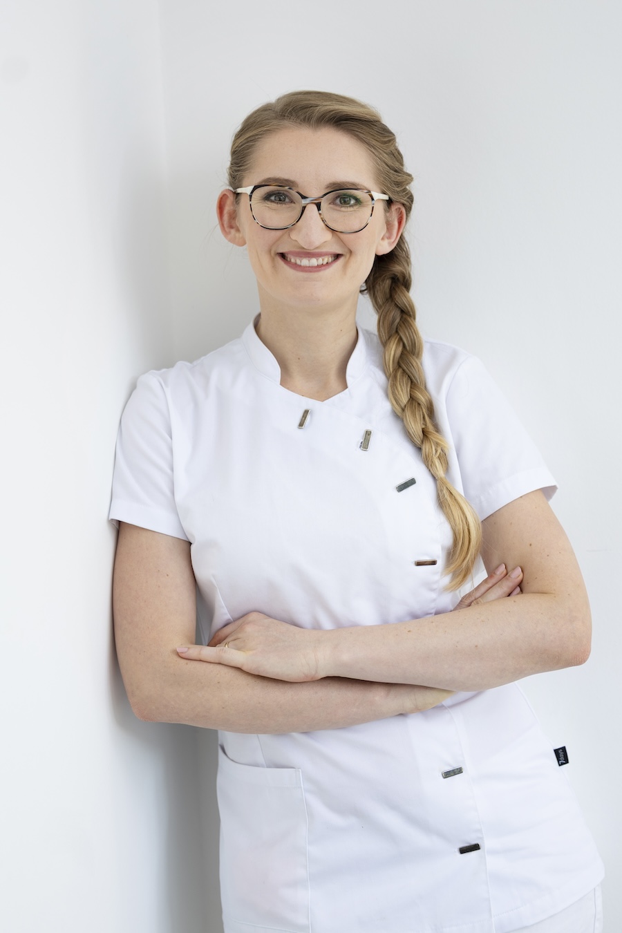 Dr. Franziska Höhne in Arbeitskleidung, Arme verschränkt – moderne Zahnmedizin, Praxis Markt 16 Leipzig.