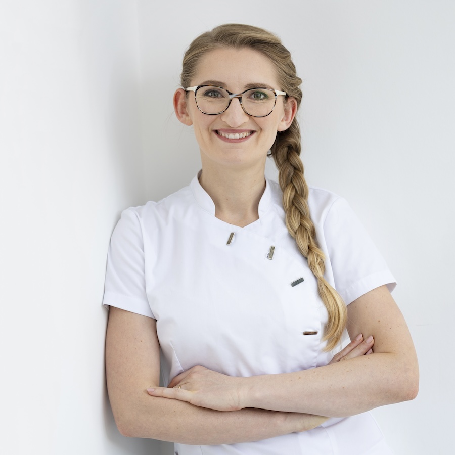 Porträt von Dr. Franziska Höhne mit verschränkten Armen – Zahnarztpraxis Markt 16 Leipzig.