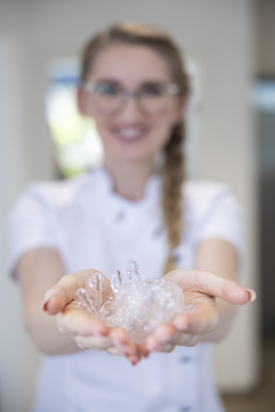 Transparente Zahnschienen in Dr. Franziska Höhnes Händen – Aligner-Therapie, Zahnarztpraxis Markt 16 Leipzig.
