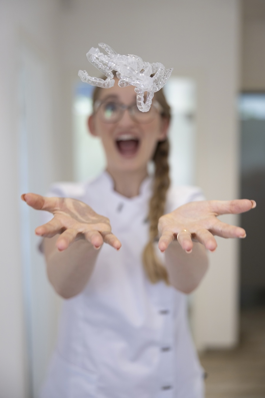 Dr. Franziska Höhne zeigt ClearCorrect Aligner in den Händen – Zahnarztpraxis Markt 16 Leipzig.