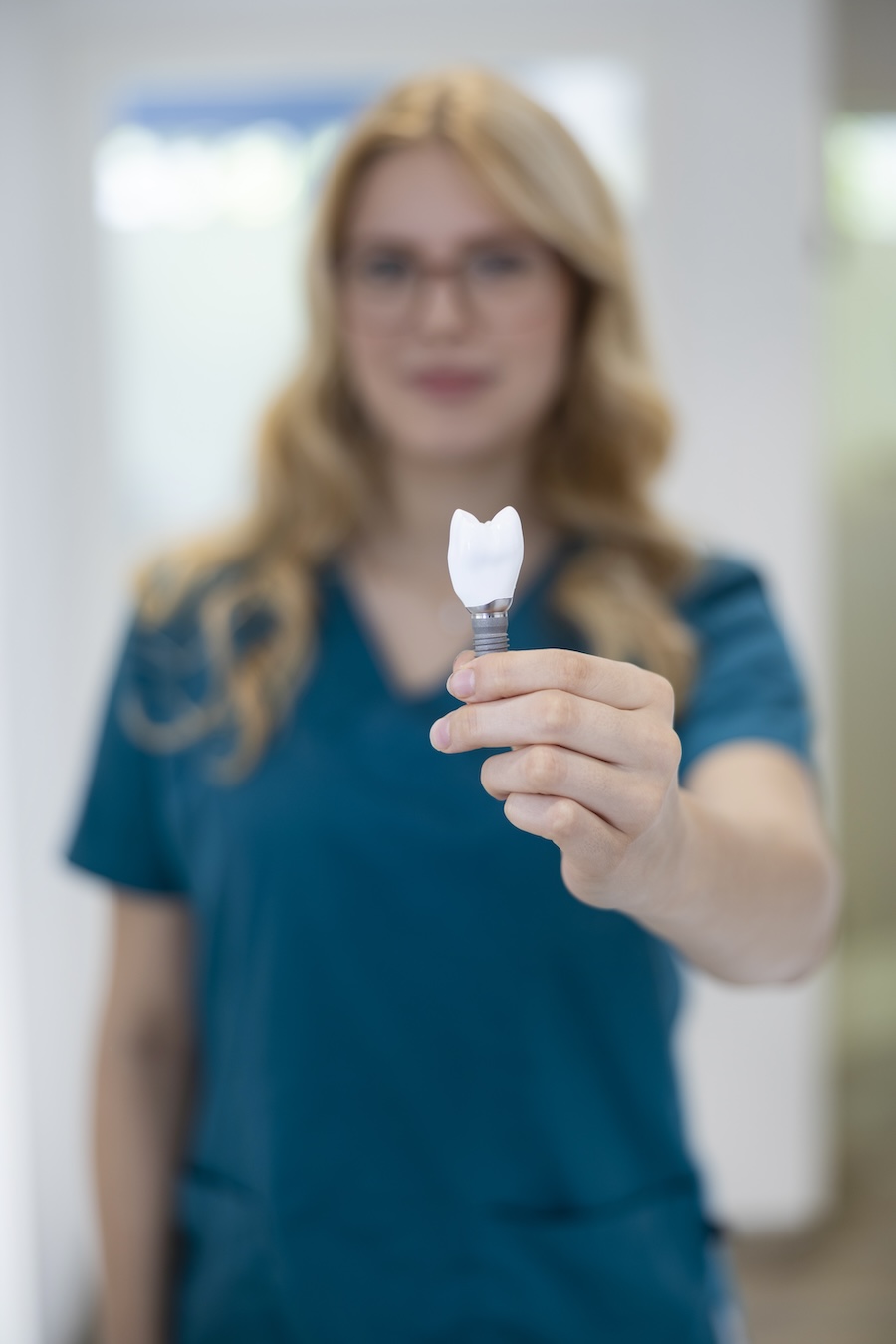 Praxismitarbeiterin hält Zahnmodell in der Hand – Zahnarztpraxis Markt 16 Leipzig, Dr. med. Franziska Höhne.